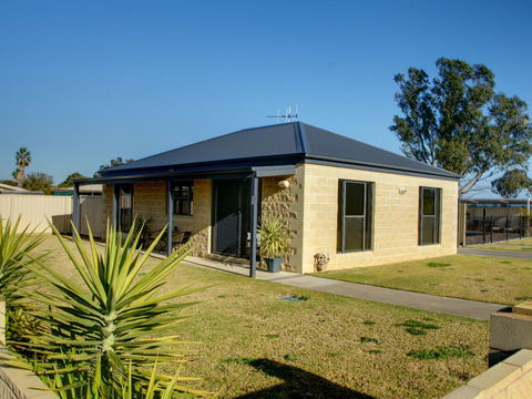 DBJ Holiday Units - Accommodation QLD 0