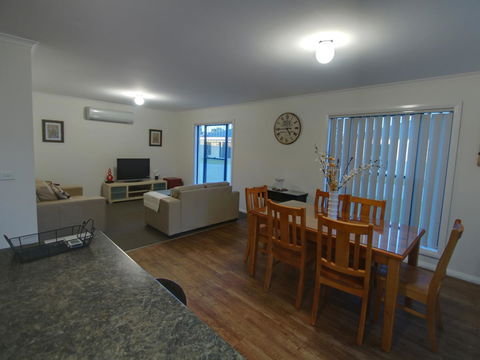 DBJ Holiday Units - Accommodation QLD 3