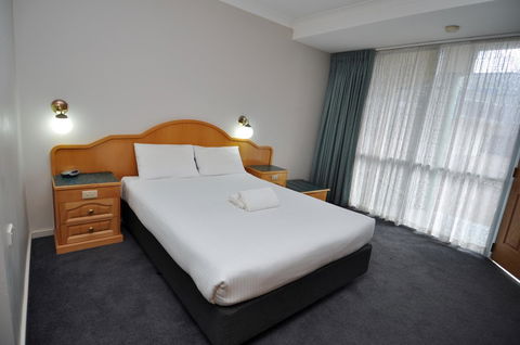 Hilton Beachfront Motel - Accommodation QLD 24