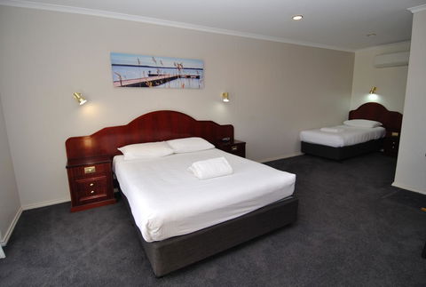 Hilton Beachfront Motel - Accommodation QLD 41