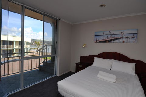 Hilton Beachfront Motel - Accommodation QLD 34
