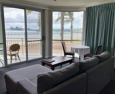 Hilton Beachfront Motel - Accommodation QLD 15