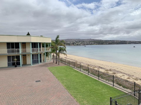 Hilton Beachfront Motel - Accommodation QLD 13
