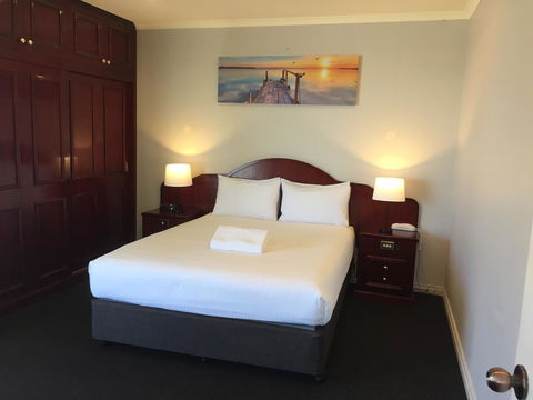 Hilton Beachfront Motel - Accommodation QLD 8