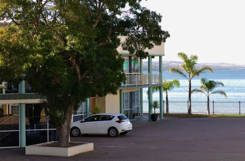 Hilton Beachfront Motel - Accommodation QLD 42