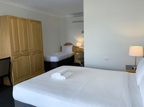 Hilton Beachfront Motel - Accommodation QLD 11