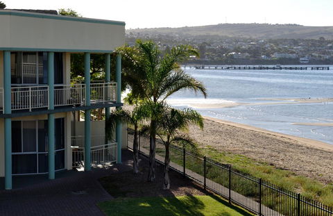 Hilton Beachfront Motel - Accommodation QLD 40
