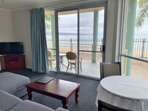 Hilton Beachfront Motel - Accommodation QLD 3
