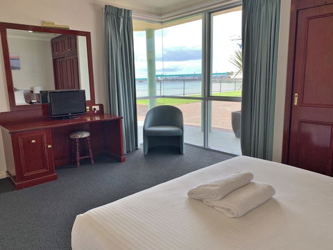 Hilton Beachfront Motel - Accommodation QLD 14