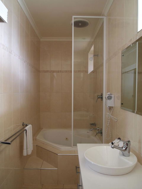 Hilton Beachfront Motel - Accommodation QLD 44