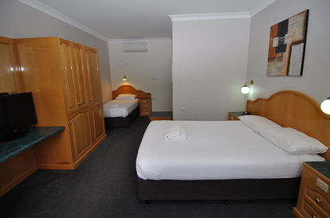 Hilton Beachfront Motel - Accommodation QLD 36