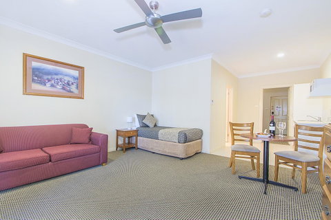 Clare Country Club - Accommodation QLD 10
