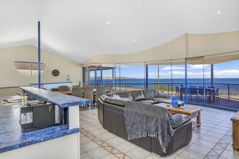 Sail Away - Accommodation QLD 4