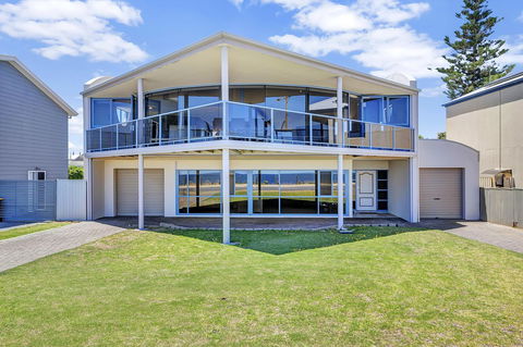 Sail Away - Accommodation QLD 3