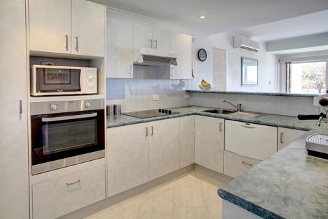 Bay Bliss - Accommodation QLD 7