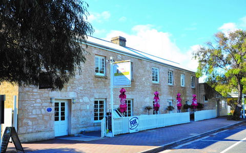 Caledonian Inn - Accommodation QLD 1