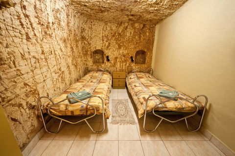 Radeka Downunder Underground Motel - Accommodation QLD 7