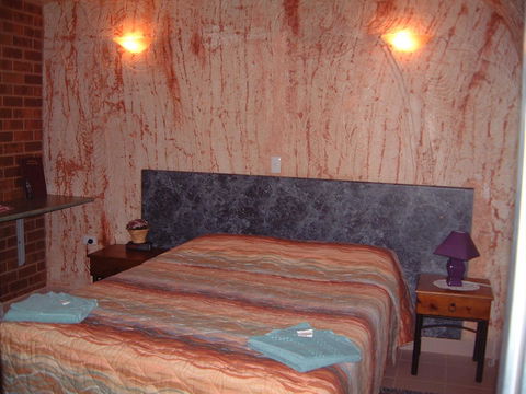 Radeka Downunder Underground Motel - Accommodation QLD 1