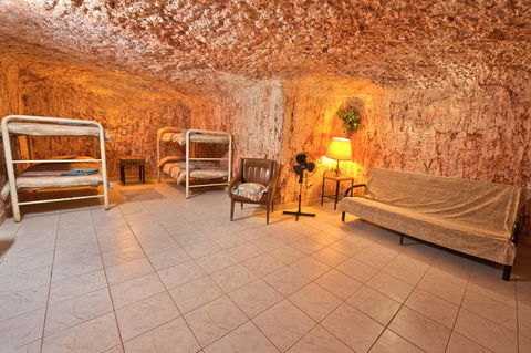 Radeka Downunder Underground Motel - Accommodation QLD 4