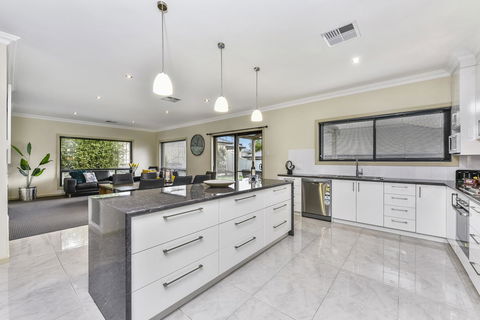 Accommodation On Lansell 2 - Accommodation QLD 4