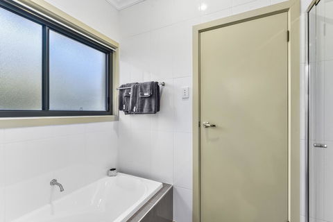 Accommodation On Lansell 2 - Accommodation QLD 11