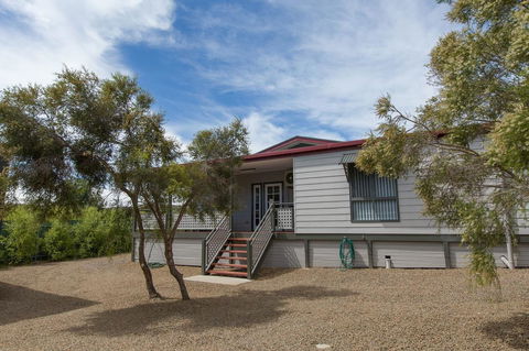 Desert Pea - Accommodation QLD 11