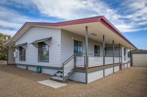 Desert Pea - Accommodation QLD 0