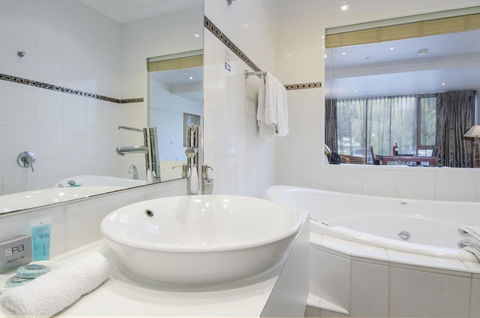 The Commodore - Accommodation QLD 43