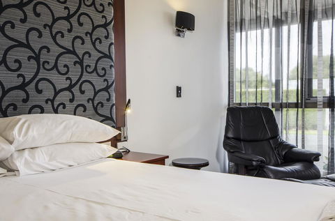 The Commodore - Accommodation QLD 38