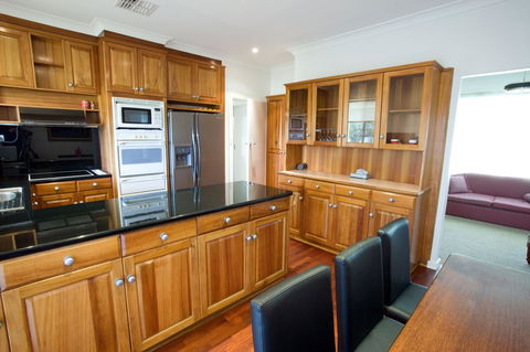 The Commodore - Accommodation QLD 21