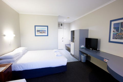 The Commodore - Accommodation QLD 27