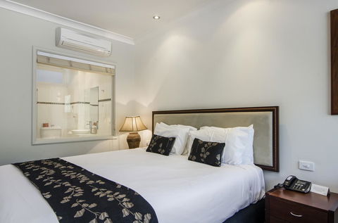 The Commodore - Accommodation QLD 6