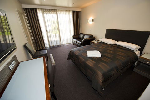 The Commodore - Accommodation QLD 5