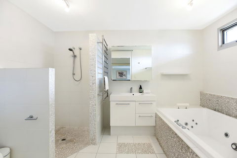 Esplanade Escape - Accommodation QLD 22