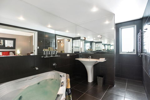 Esplanade Escape - Accommodation QLD 7