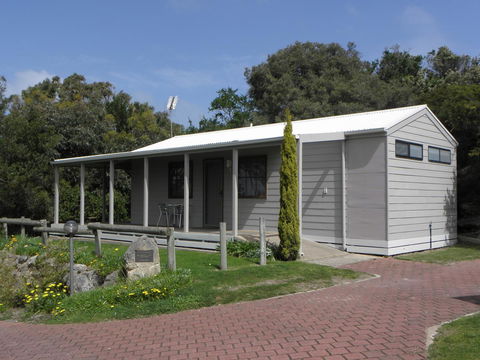 Lakeside Tourist Park - Accommodation QLD 1