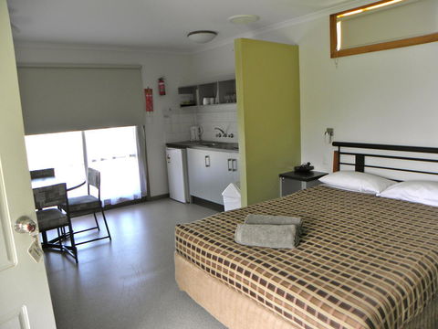 Lakeside Tourist Park - Accommodation QLD 9