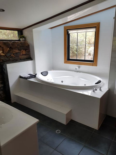 William Hunt's Retreat - Cypress Studio - Accommodation QLD 3