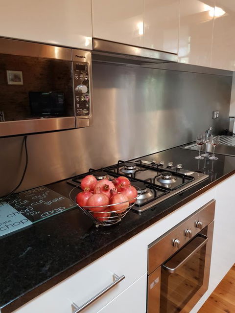 William Hunt's Retreat - Cypress Studio - Accommodation QLD 13