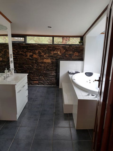 William Hunt's Retreat - Cypress Studio - Accommodation QLD 4