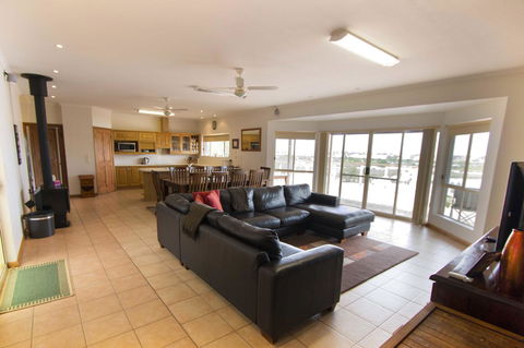 Limestone Ridge - Accommodation QLD 4