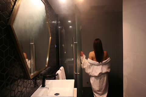 Ellen Hotel - Accommodation QLD 6