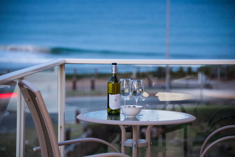 Stylish 3 Bedroom Beachview Apartment - Accommodation QLD 3