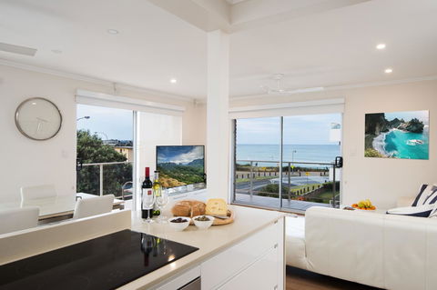 Stylish 3 Bedroom Beachview Apartment - Accommodation QLD 5