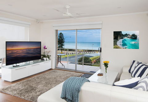 Stylish 3 Bedroom Beachview Apartment - Accommodation QLD 0
