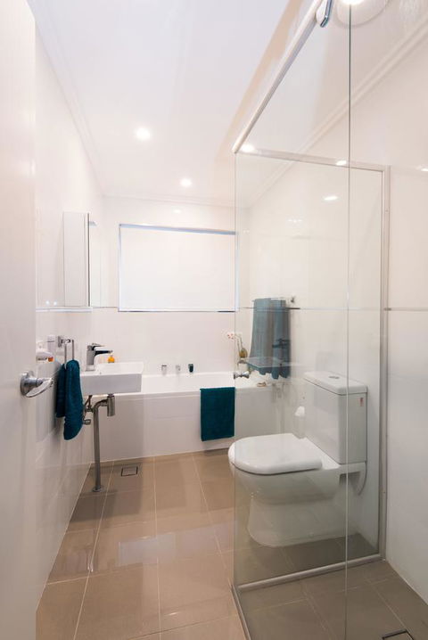 Stylish 3 Bedroom Beachview Apartment - Accommodation QLD 12