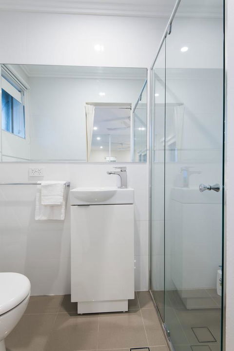 Stylish 3 Bedroom Beachview Apartment - Accommodation QLD 2