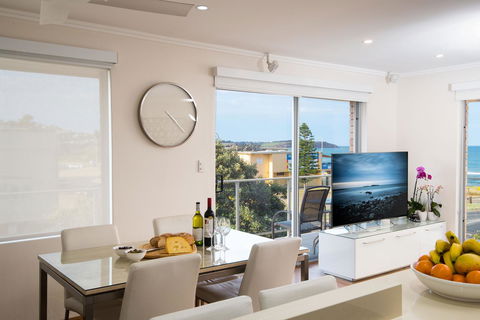 Stylish 3 Bedroom Beachview Apartment - Accommodation QLD 8