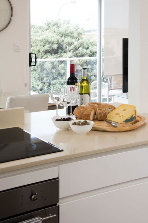 Stylish 3 Bedroom Beachview Apartment - Accommodation QLD 7
