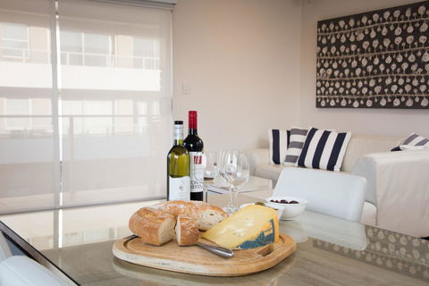 Stylish 3 Bedroom Beachview Apartment - Accommodation QLD 9